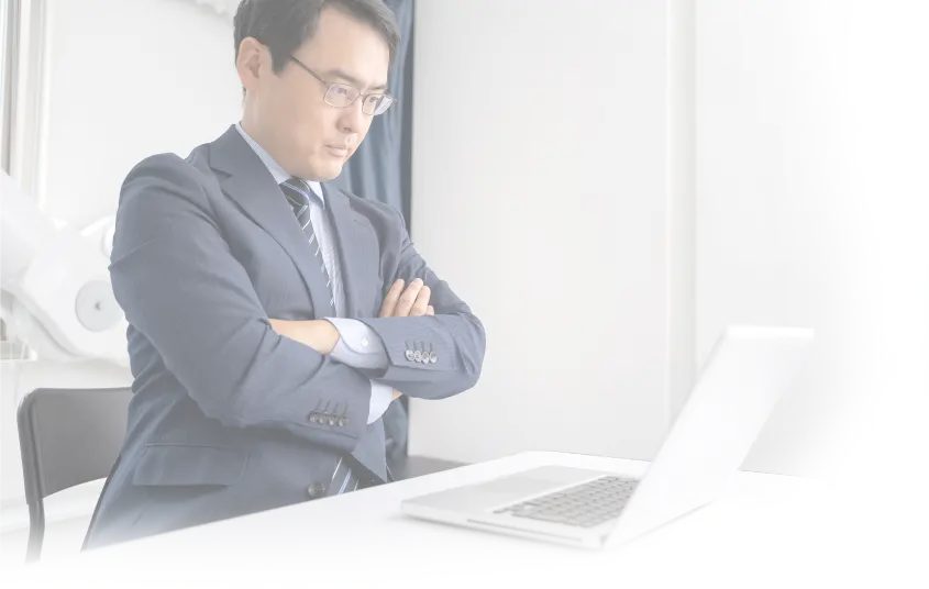 悩んでいる男性の画像