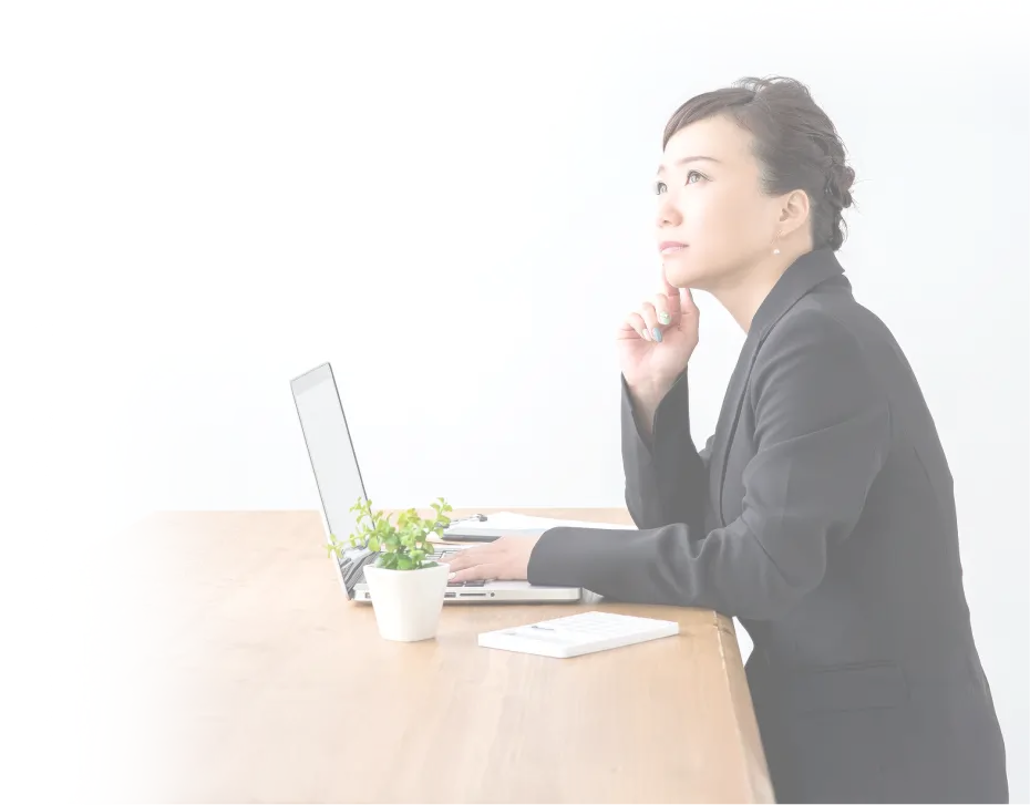 悩んでいる女性の画像