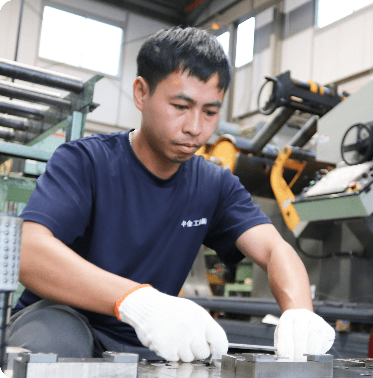 作業する外国人男性