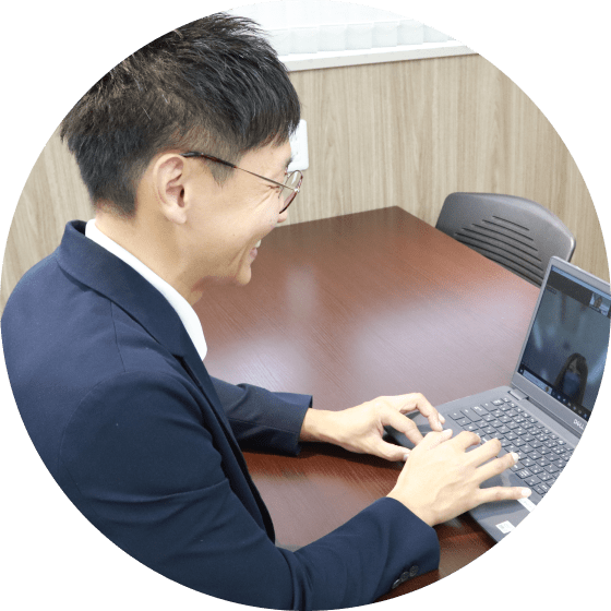 PCにてヒアリングをする男性社員の様子