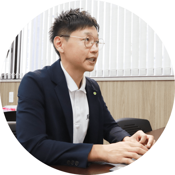 提案をする男性社員