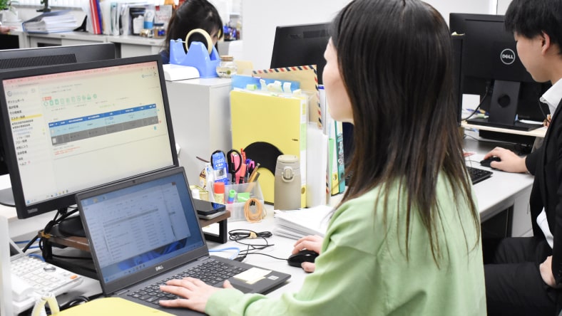 女性がパソコン画面を操作している様子