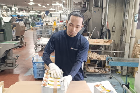 作業する外国人男性