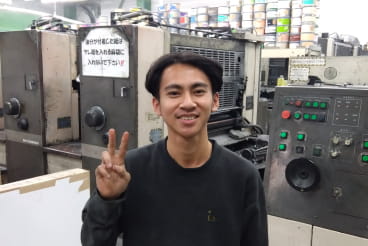 ピースをしてポーズをとる外国人男性