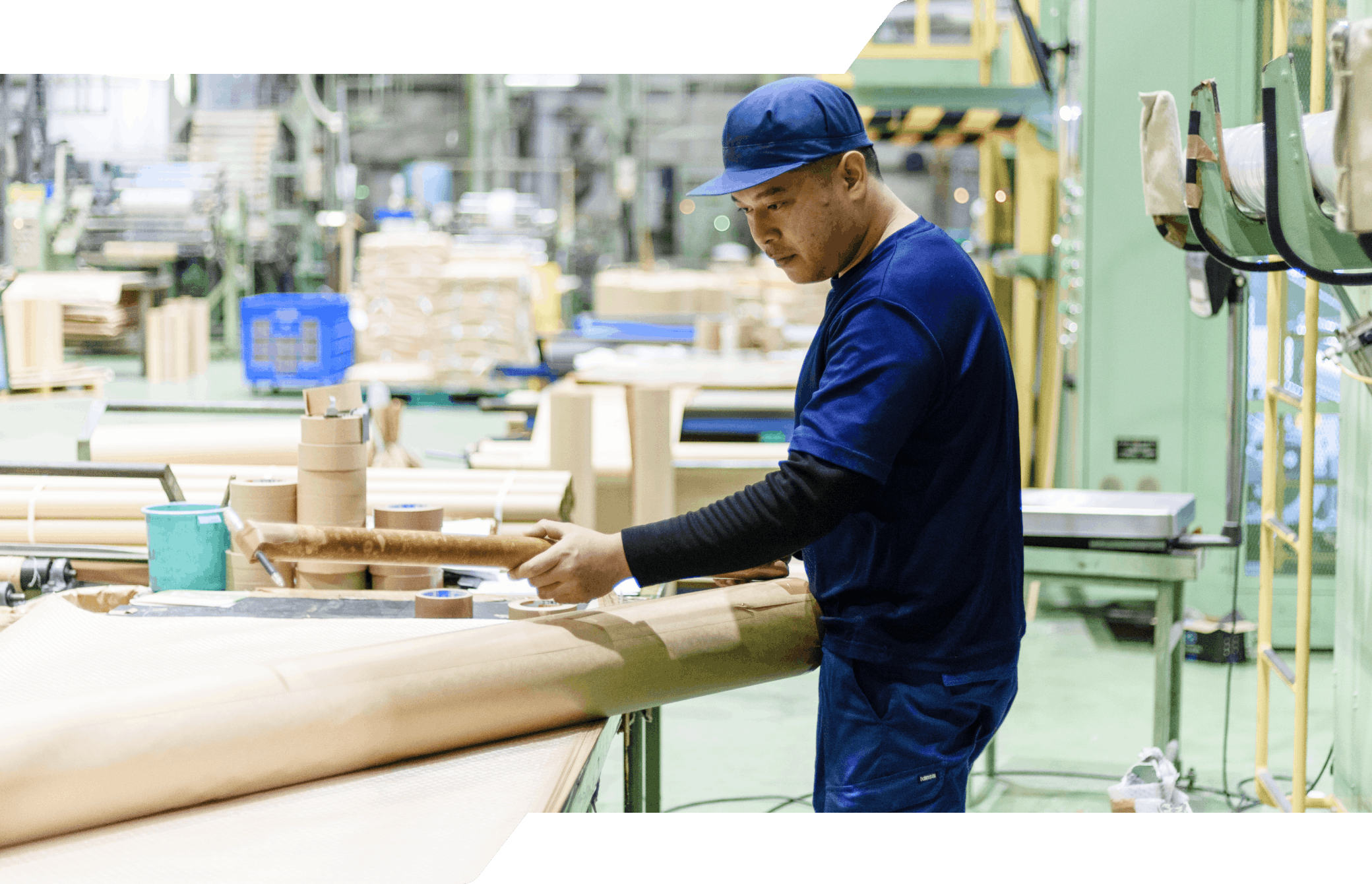 工場内で作業する外国人の男性スタッフ