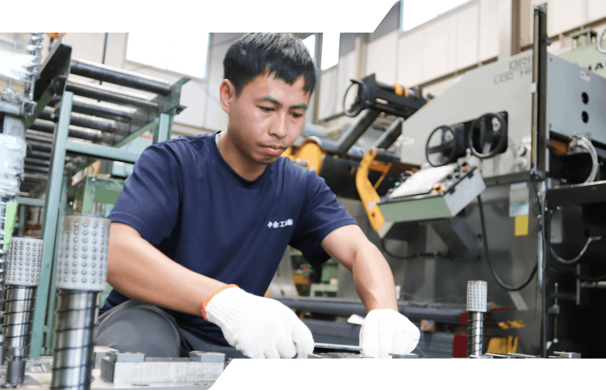 工場内で作業する男性スタッフ