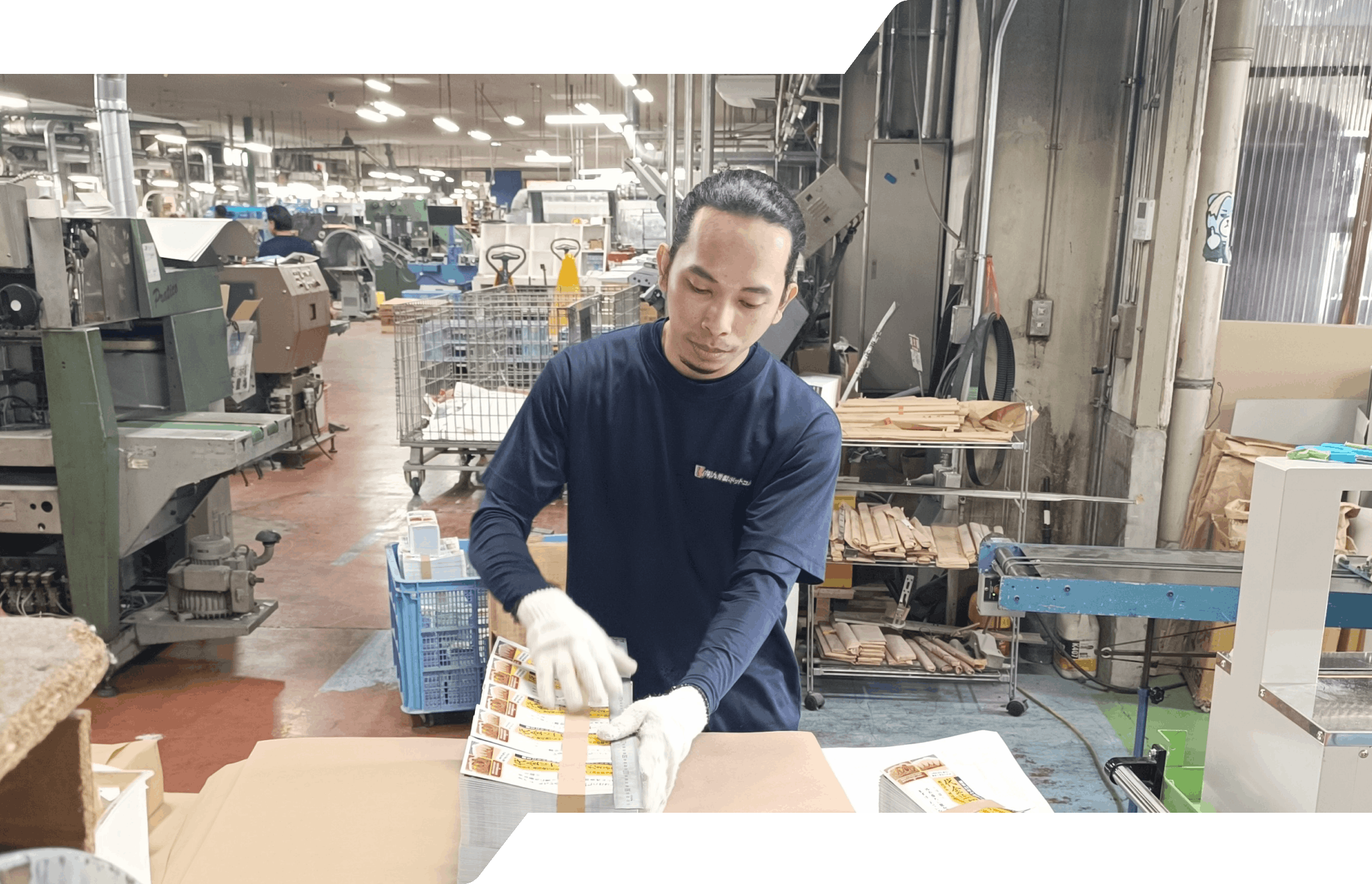 工場内でシール・ラベルの仕分け作業をする外国人スタッフ