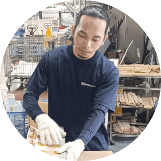 製造現場で働くスタッフ