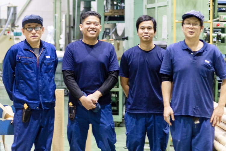 製造業の現場で働く外国人スタッフ4名の集合写真