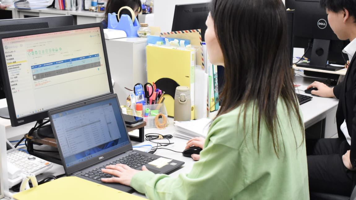 デスクトップで作業する女性